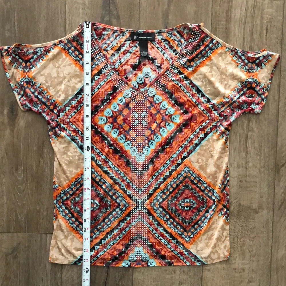 Worn once - INC INTERNATIONAL CONCEPTS Cold Shoulder Graphic Blouse - Picture 6 of 7